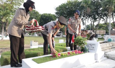 Maknai-Perjuangan,-Waka-Polda-Jatim-Pimpin-Ziarah-ke-Makam-Pahlawan-di-Hari-Bhayangkara-ke---78